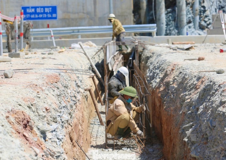Hệ thống thoát nước dọc hai bên ống hầm phải và trái đã được công nhân vượt mọi điều kiện thời tiết để thi công hoàn thiện.