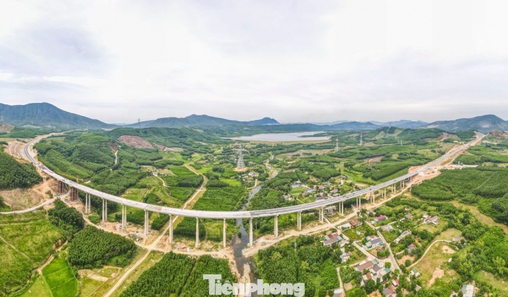 Trên dự án cao tốc Hà Tĩnh nối Quảng Trị có nhiều cầu vượt thung lũng, hồ. Trong đó phải kể đến cầu số 1 dài 942m nằm trên địa bàn xã Kỳ Hoa, Hà Tĩnh. Đây là một trong những hạng mục thi công trên địa hình khó của dự án cao tốc hơn 12.500 tỷ đồng. Cầu nối 2 quả đồi, bắc qua một thung lũng có địa hình lòng chảo. Tổng giá trị đầu tư cầu khoảng 300 tỷ đồng cũng cơ bản hoàn thiện.