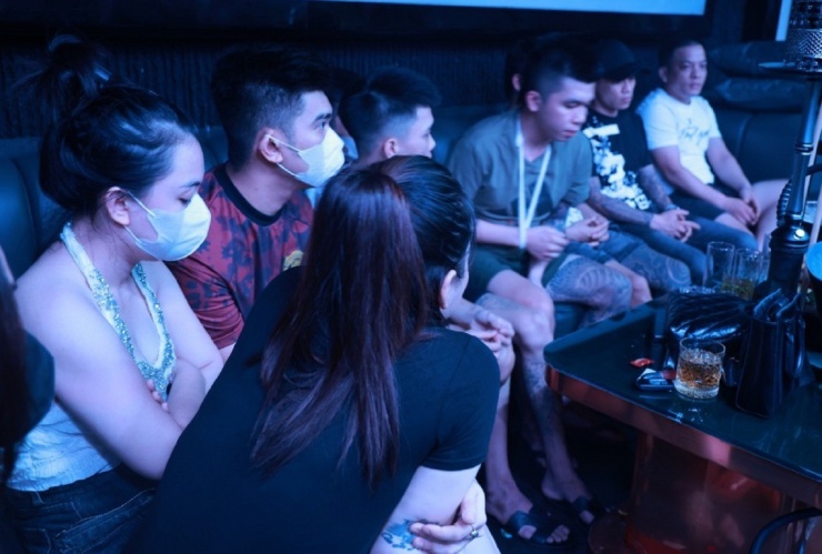 Gần 400 cảnh sát đột kích 2 quán bar, phát hiện 145 người dương tính ma túy - 2