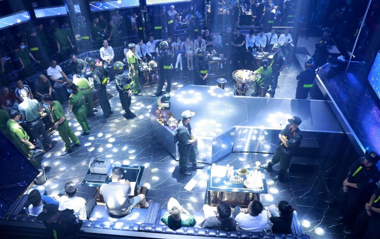 Gần 400 cảnh sát đột kích 2 quán bar, phát hiện 145 người dương tính ma túy - 3