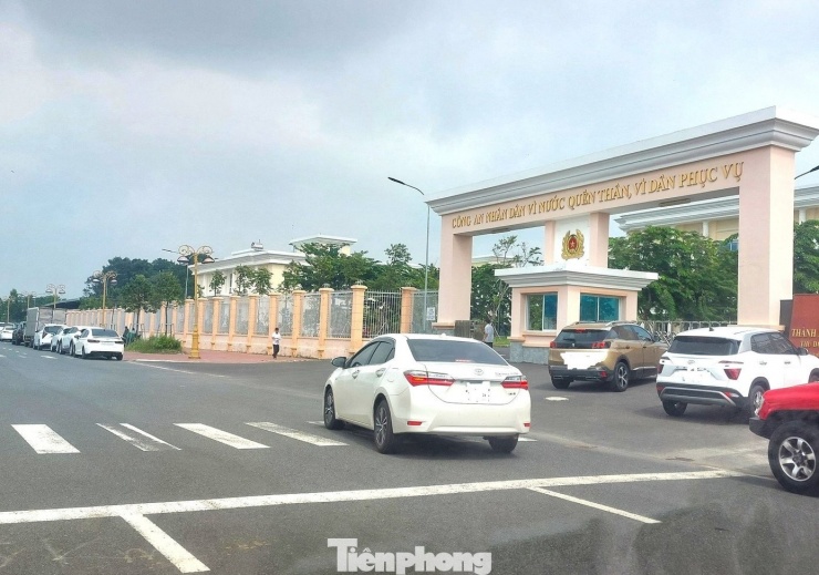 Trụ sở Phòng CSGT Công an TPHCM - Khu vực 1 nằm trên đường Lê Hồng Phong nối dài, liền kề công trình Bệnh viện 1.500 giường