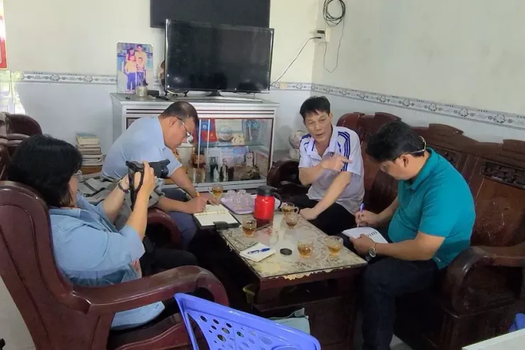 Ông Trần Văn Tâm đã trả lời phỏng vấn của nhiều phóng viên tại nhà riêng. Ảnh: TRẦN VŨ