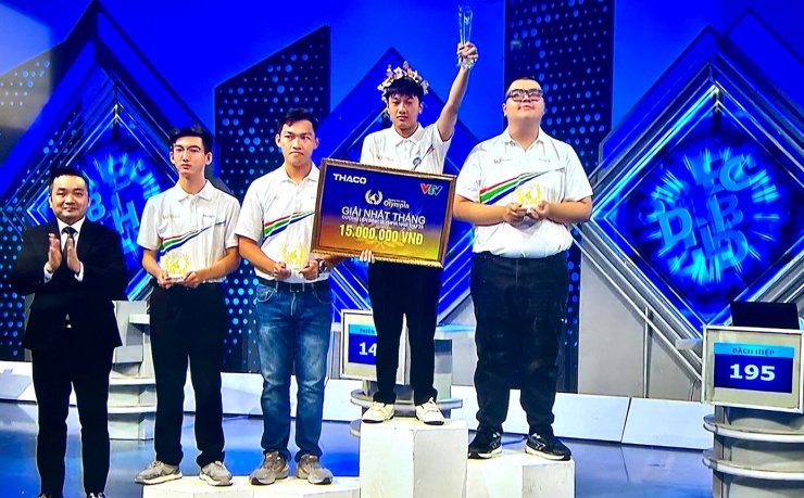 Theo thông báo của Ban Tổ chức sau trận thi tháng 1 quý IV này, Bách Hiệp và Đức Minh (ngoài cùng bên phải) sẽ cùng góp mặt trong trận thi quý IV Olympia 25.