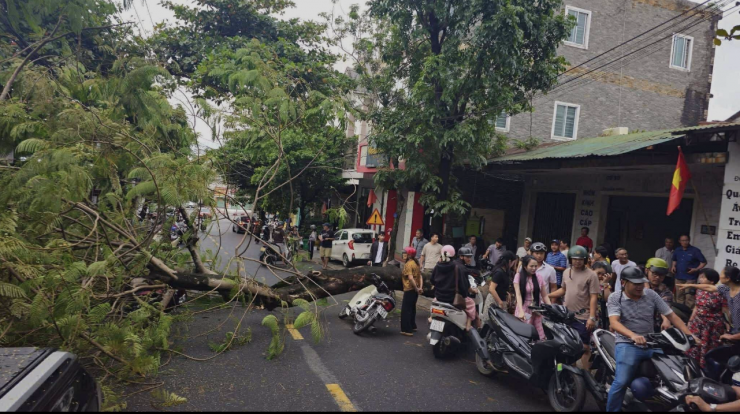 Rất đông người dân chứng kiến sự việc thót tim này.