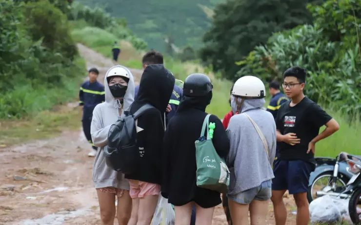 4 nữ sinh được cảnh sát đưa qua suối an toàn. Ảnh: PHƯƠNG NAM