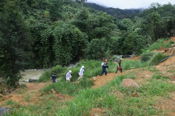 Công an tỉnh Lâm Đồng giải cứu kịp thời 4 nữ sinh mắc kẹt ở suối Mơ. Ảnh: VÕ TÙNG