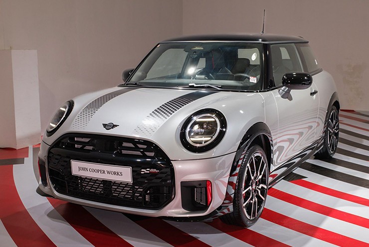 MINI Cooper phiên bản đặc biệt JCW công bố giá bán hơn 2,5 tỷ đồng tại Việt Nam