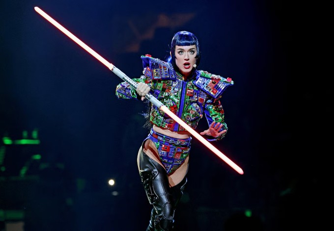 Katy Perry diện trang phục lấy cảm hứng vũ trụ, trình diễn trên sân khấu tại quảng trường Madison, New York trong chuyến lưu diễn 'Lifetimes'.