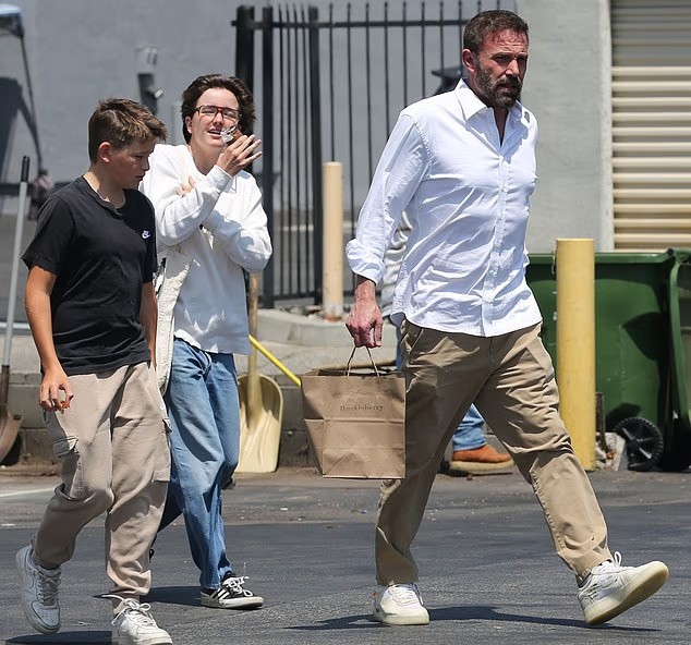 Tài tử Ben Affleck đón sinh nhật tuổi 53 một cách bình dị bên hai người con tuổi teen. Ba bố con được trông thấy rời một nhà hàng ở Santa Monica, California vào trưa 15/8 - đúng sinh nhật của Ben.