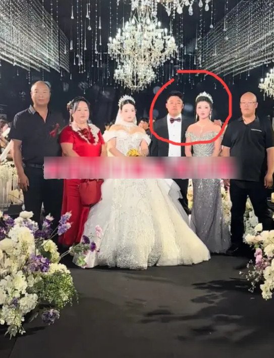 Chú rể khoác vai mẹ trong đám cưới, cô dâu ngại ngùng. Ảnh: Sohu