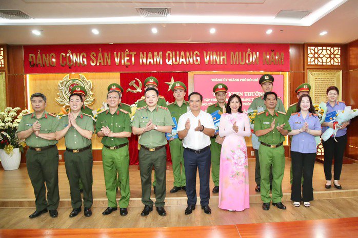 Thành uỷ TP HCM khen thưởng nhiều tập thể, cá nhân