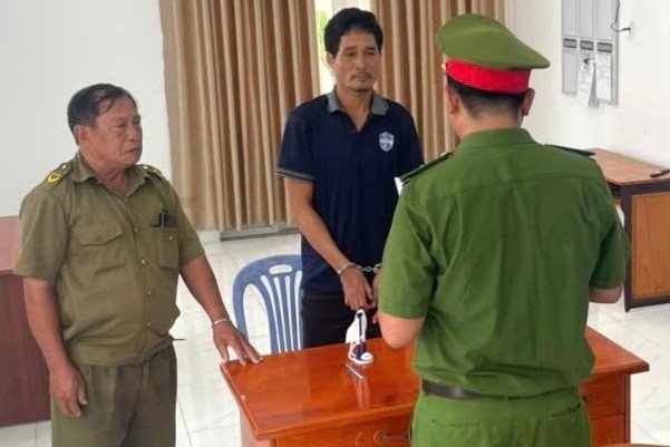 Công an tỉnh Lâm Đồng đọc lệnh bắt giữ Nguyễn Văn Trực (áo đen). Ảnh: CACC.