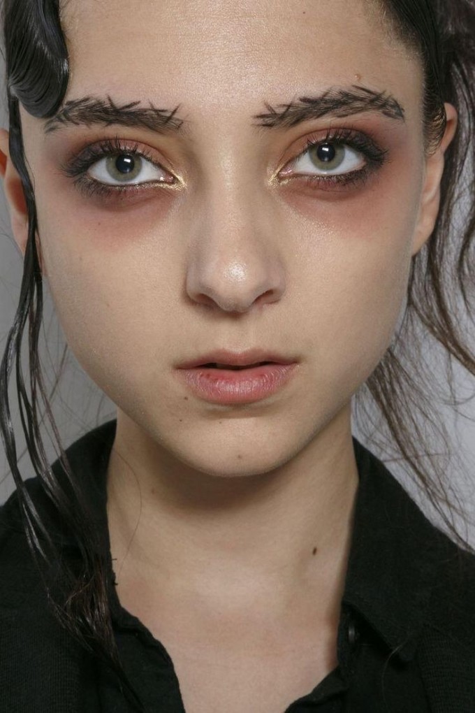 Phong cách trang điểm "Cô gái mệt mỏi" phù hợp với những cô gái ưa phong cách nổi loạn. Ảnh: Pinterest