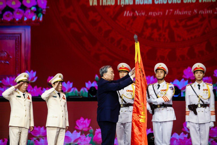 Tổng Bí thư Tô Lâm thay mặt lãnh đạo Đảng, Nhà nước gắn Huân chương Sao Vàng lên Cờ truyền thống của lực lượng CAND.