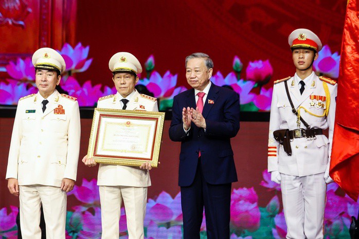 Tổng Bí thư Tô Lâm trao Bằng Huân chương Sao Vàng tặng lực lượng Công an nhân dân