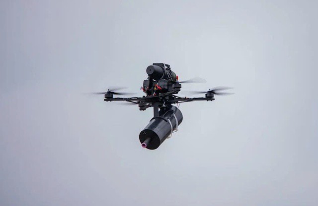 UAV sử dụng cáp quang dựa vào những sợi cáp mỏng để duy trì kết nối với người điều khiển, không giống như UAV thông thường sử dụng kết nối tần số vô tuyến. (Nguồn: Getty Images)