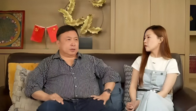 Vương Tinh kể chuyện Bá Chi - Tạ Đình Phong trong chương trình truyền hình. Ảnh: Sohu