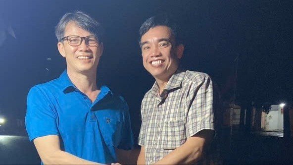 Thầy Tâm (áo xanh) được cho tại ngoại vào chiều 16/8.