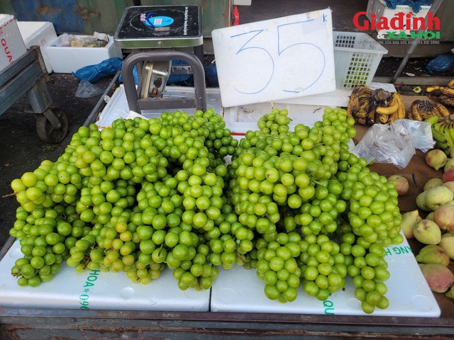 Quầy hàng này, nho sữa Trung Quốc quả đanh, mã đẹp bóng, cuống cứng được tiểu thương "chào hàng" nho Ninh Thuận. Ảnh: KHÁNH DƯƠNG