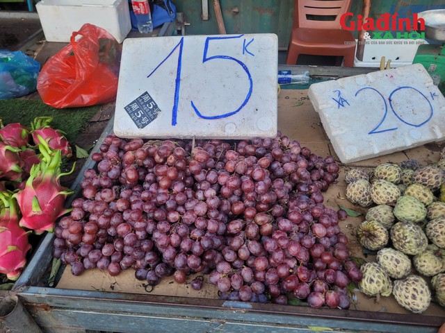 Tại chợ đầu mối phía Nam, một số tiểu thương khác không ngần ngại "chào hàng" nho Trung Quốc. Họ khẳng định, chỉ có nho Trung Quốc mới có giá rẻ mã đẹp như thế này. Ảnh: KHÁNH DƯƠNG