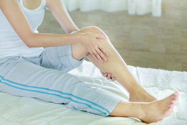Chuột rút cơ hoặc yếu cơ ở chân là dấu hiệu cảnh báo quan trọng của bệnh thận.