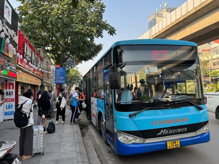 Xe buýt cũng là lựa chọn tốt cho người dân để di chuyển đến khu vực xem diễu binh, diễu hành