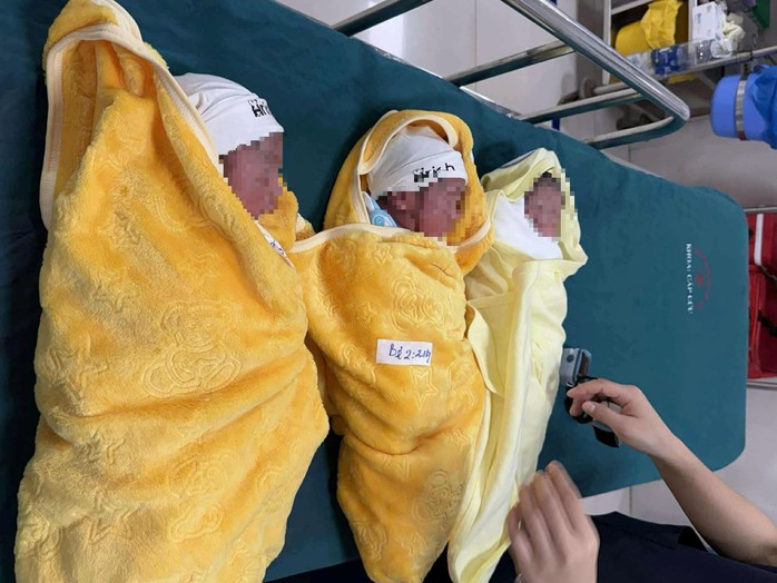 Ba bé trai kháu khỉnh vừa chào đời từ ca tam thai tự nhiên hiếm gặp