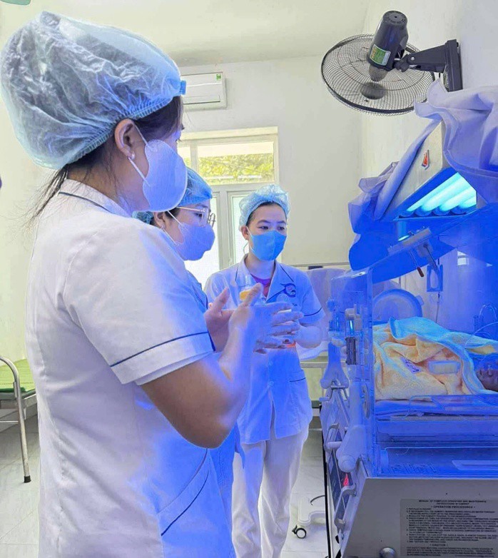 Ba bé trai được chuyển xuống lồng ấp tại Khoa Nhi để theo dõi.