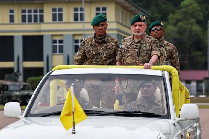 Quốc vương Malaysia (đứng giữa) dự lễ duyệt binh ngày 16-8. Ảnh: The Star