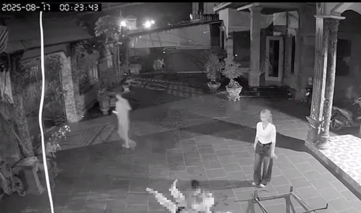 Hình ảnh được camera ghi lại cảnh nghi vợ dùng dao đâm chồng tử vong.