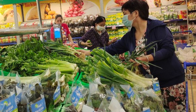 Ở chợ Việt và các siêu thị, rau cần tây được bán nhiều với giá rẻ. Ảnh: Thùy Linh