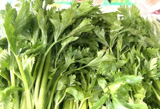 Bất ngờ bộ phận của rau cần tây hay bỏ đi là siêu thực phẩm giúp thải độc gan, dễ dàng trong chế biến - 2