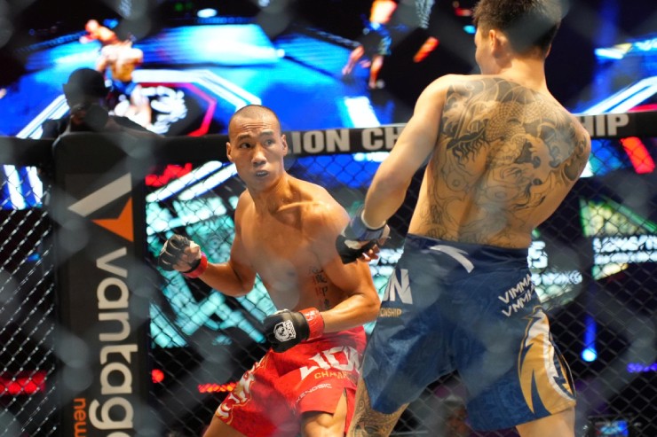 Xuân Phương (quần đỏ) là ngôi sao trận 2 đấu 2 tại LC 25