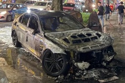 Ô tô BMW bốc cháy dữ dội khi đang lưu thông trên phố