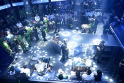 An ninh - Xã hội - Gần 400 cảnh sát đột kích 2 quán bar, phát hiện 145 người dương tính ma túy