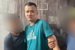 Táo tợn cướp tiệm vàng, dùng dao tấn công chồng chủ tiệm khi bị truy bắt