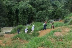 Tin tức trong ngày - Giải cứu 4 nữ sinh bị nước lũ cuốn khi đi chơi suối Mơ, Lâm Đồng