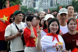 Giải trí - Hàng nghìn khán giả xếp hàng chờ xem 'Tự hào là người Việt Nam'