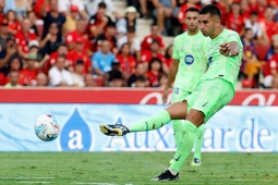 Tranh cãi sao Barca ghi "bàn thắng bẩn" khi đối thủ nằm sân