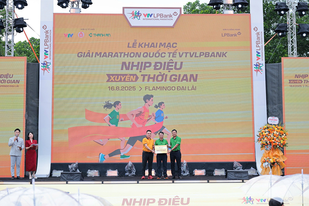 300 chiếc xe đạp tiếp sức học sinh nghèo tỉnh Phú Thọ thông qua Giải Marathon Quốc tế VTV LPBank 2025 - 6