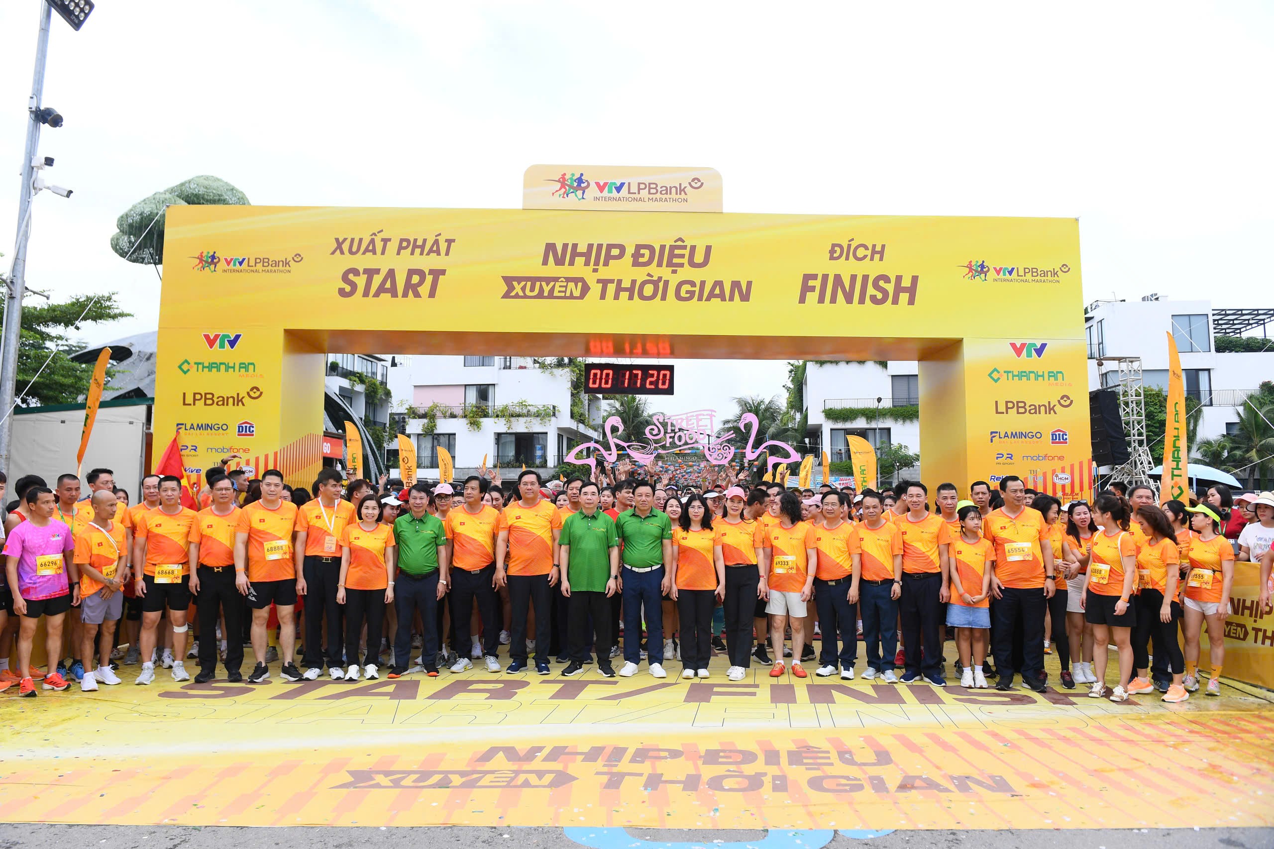 300 chiếc xe đạp tiếp sức học sinh nghèo tỉnh Phú Thọ thông qua Giải Marathon Quốc tế VTV LPBank 2025 - 2