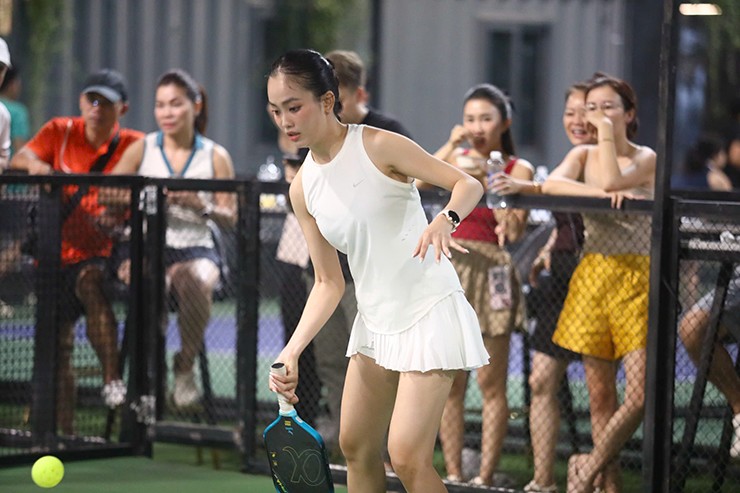 Mặc dù chưa có được sự ăn ý do chỉ mới là lần đầu đánh cùng nhau, hai tay vợt nữ này vẫn có những pha xử lý cá nhân xuất sắc, nhận nhiều tràng pháo tay từ khán giả.