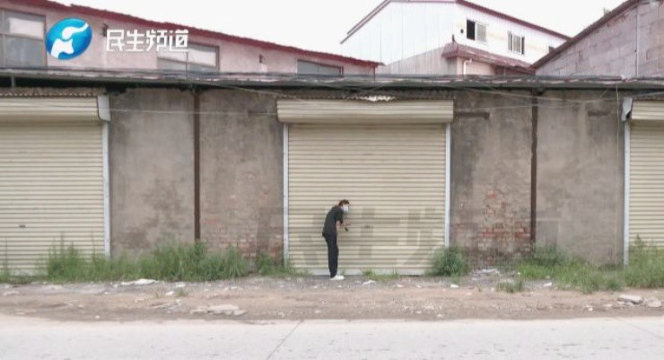 Cô Trần tìm thấy chiếc xe bên một căn nhà đóng kín (Ảnh: Minsheng Channel)