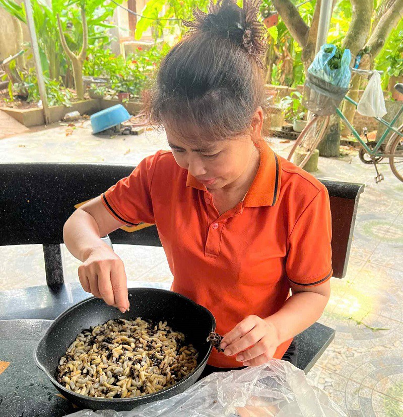 Nhộng ong vò vẽ là món ăn ngon và bổ dưỡng, nhiều người đặt mua về ăn. (Ảnh: Cúc Lan)