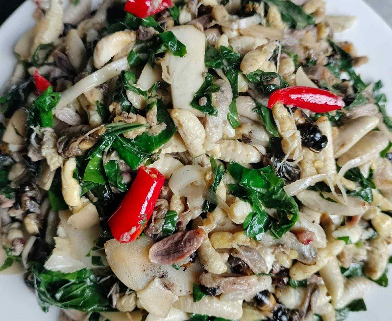 Món nhộng ong vò vẽ xào lá lốt. (Ảnh: Cúc Lan)