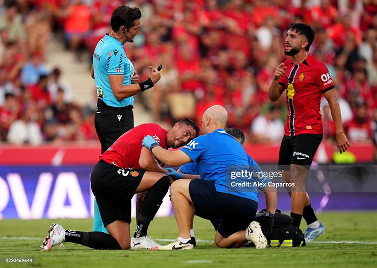 Hậu vệ Antonio Raíllo đổ gục xuống ngay sau khi cản phá cú sút của Lamine Yamal