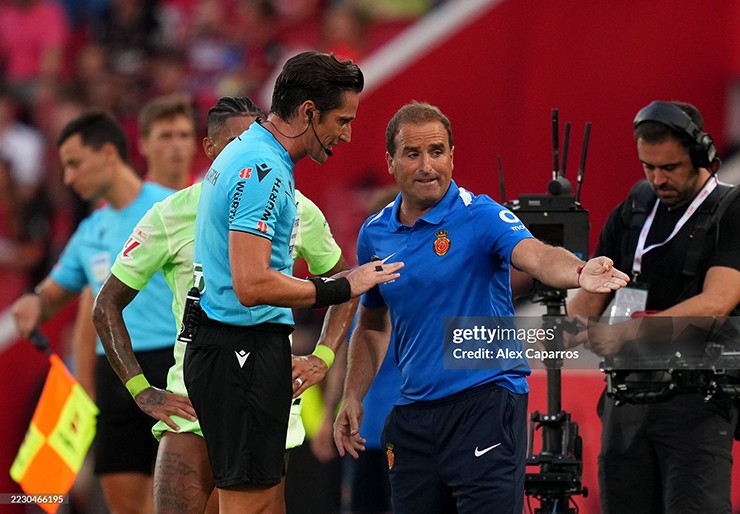 HLV của Mallorca phải nhận 1 thẻ vàng vì lỗi phản ứng