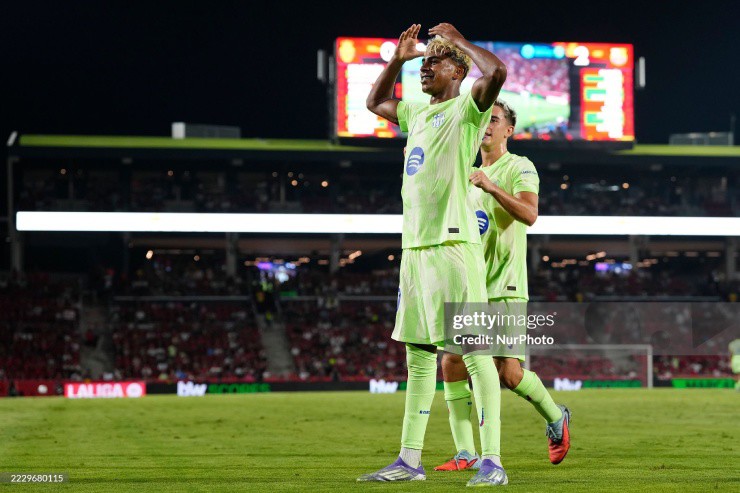 Barcelona ra quân tưng bừng