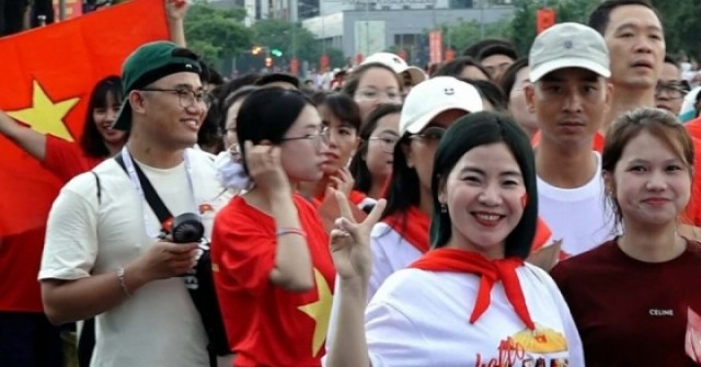 Hàng nghìn khán giả xếp hàng chờ xem "Tự hào là...
