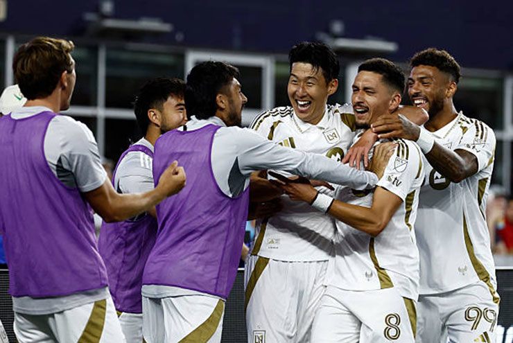 Son Heung Min và các đồng đội tận dụng tốt cơ hội trong hiệp 2 để mang về 3 điểm